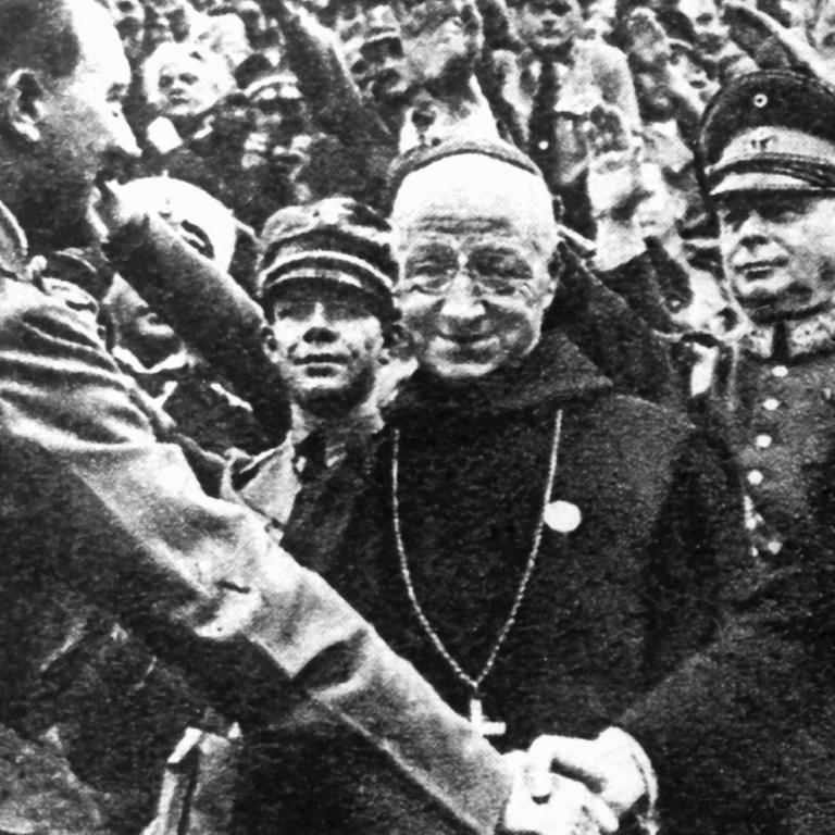 Adolf Hitler (l) begrüßt während des Reichsparteitags der NSDAP 1934 in Nürnberg Reichsbischof Ludwig Müller 