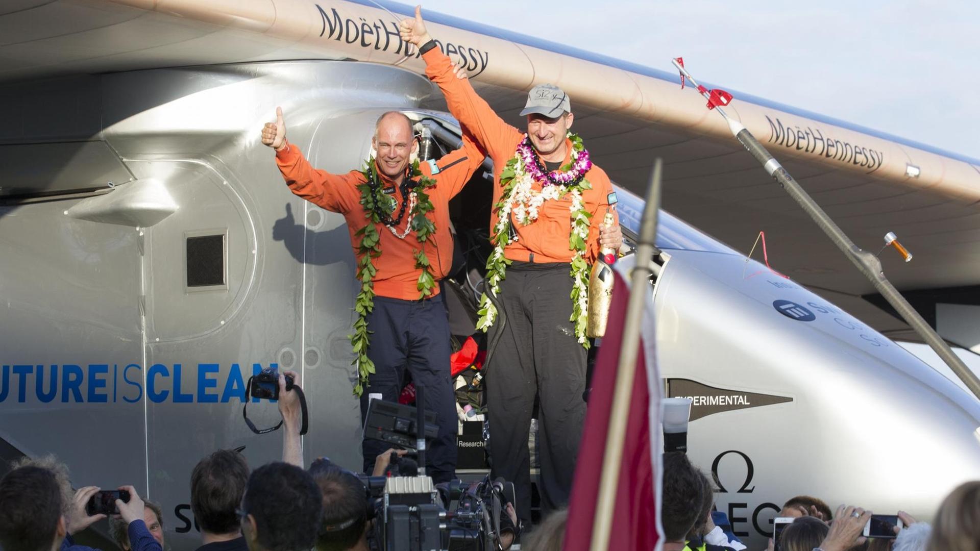 Pilot Bertrand Piccard (L) und Pilot Andre Borschberg feiern die Landung auf Haiwaii nach einem 120-Stunden-Flug von Japan. Pilot Bertrand Piccard (L) und Pilot Andre Borschberg feiern die Landung auf Haiwaii nach einem 120-Stunden-Flug von Japan.
