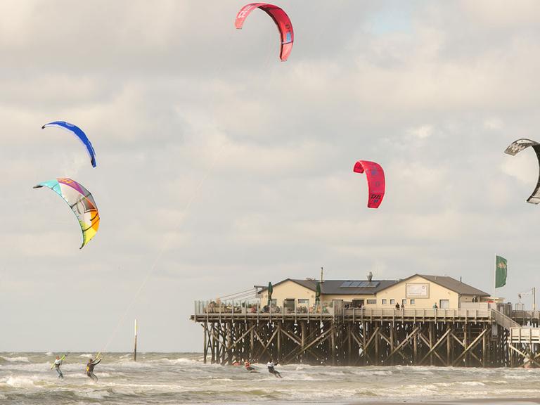 Ein Kite-Surfer auf ruhiger See
