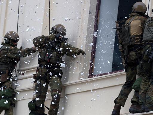 Spezialkräfte der Bundeswehr führen beim Tag der Bundeswehr eine Befreiung einer Geisel aus dem Gebäude des Militärischen Museums vor.