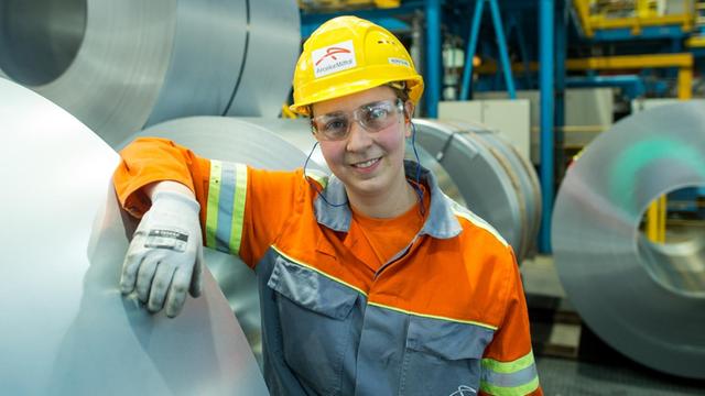 Die 26-jährige Kerstin Apel ist Prozess-Ingenieurin im Arcelor Mittal Konzern in Eisenhüttenstadt und steht in der Verzinkerei des Unternehmens neben sogenannten Stahlcoils