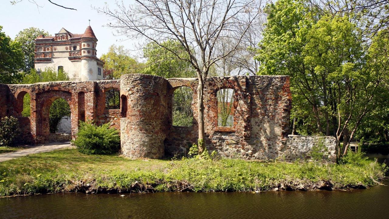 Schloss und Burg Freyenstein in einem Park mit Teich in der Ostprignitz. Schloss und Burg Freyenstein in einem Park mit Teich in der Ostprignitz.
