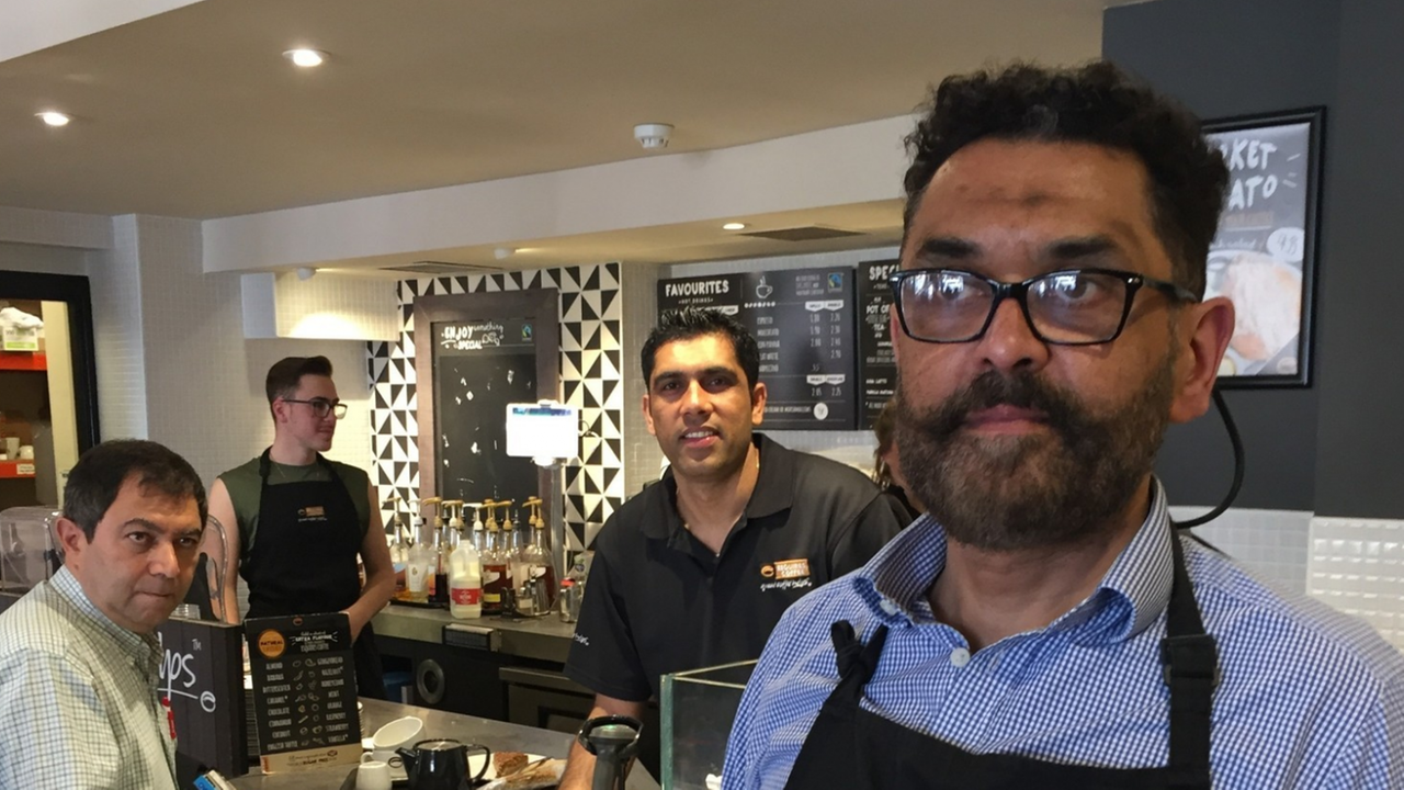 Naziq Hussain von Esquire Coffee lädt die Royals in sein Café im Herzen von Windsor. Naziq Hussain von Esquire Coffee lädt die Royals in sein Café im Herzen von Windsor.