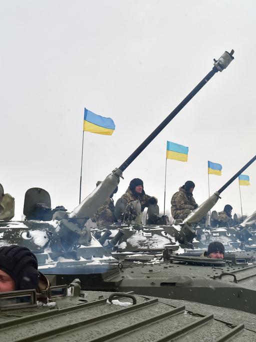 Ukrainische Soldaten sitzen in ihren neuen Panzer, die Präsident Poroschenko im Januar 2015 feierlich übergeben hatte.