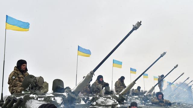 Ukrainische Soldaten sitzen in ihren neuen Panzer, die Präsident Poroschenko im Januar 2015 feierlich übergeben hatte.