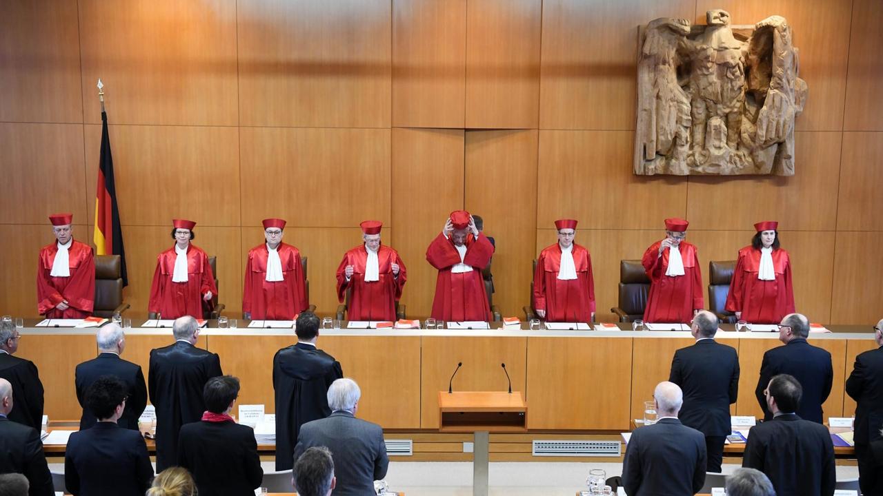Der Erste Senat beim Bundesverfassungsgericht in Karlsruhe, v.l. Josef Christ, Gabriele Britz , Andreas Paulus, Michael Eichberger, Ferdinand Kirchhof (Vorsitz), Johannes Masing, Susanne Baer und Yvonne Ott, eröffnet die mündliche Verhandlung zur Grundsteuer.
Der Erste Senat beim Bundesverfassungsgericht in Karlsruhe, v.l. Josef Christ, Gabriele Britz , Andreas Paulus, Michael Eichberger, Ferdinand Kirchhof (Vorsitz), Johannes Masing, Susanne Baer und Yvonne Ott, eröffnet die mündliche Verhandlung zur Grundsteuer.