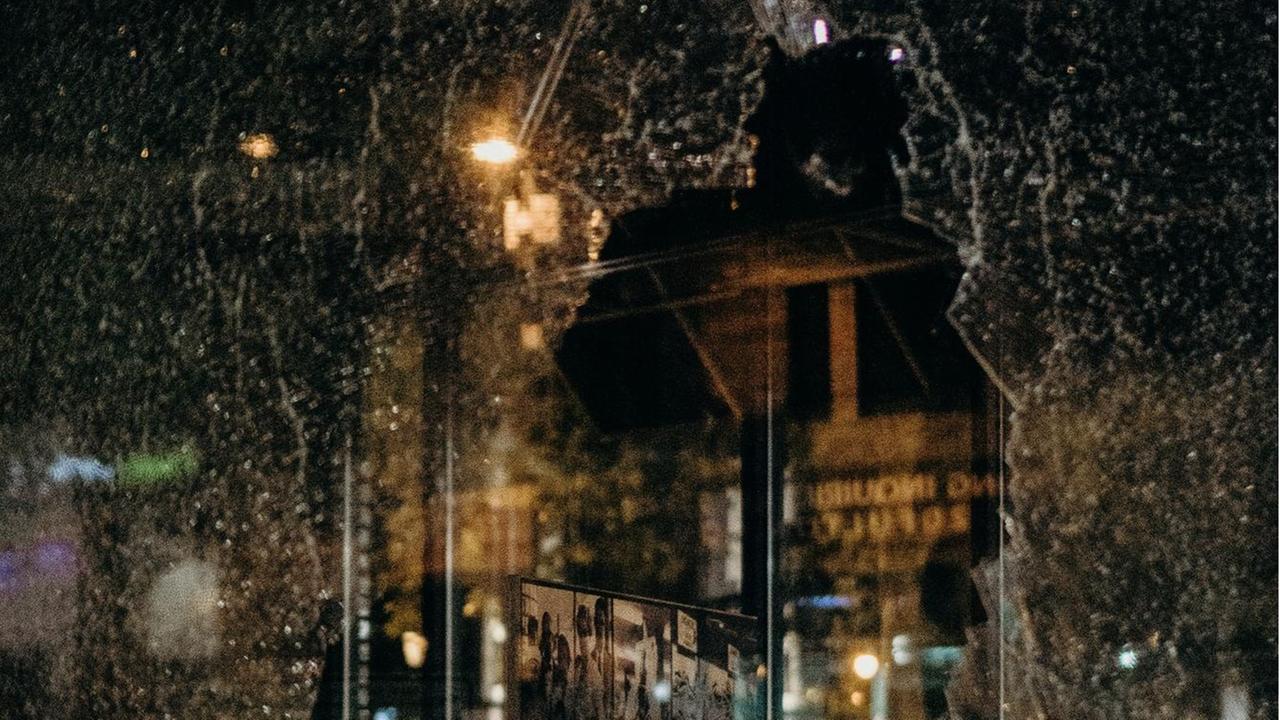 Eine zerbrochene Fensterscheibe gibt den Blick frei auf die Straße.