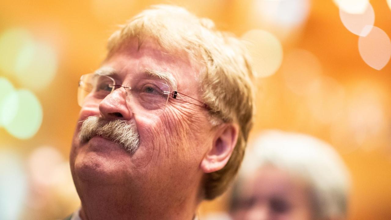 19.01.2019, Nordrhein-Westfalen, Düsseldorf: Europapolitiker Elmar Brok steht beim Neujahrsempfang der NRW-CDU vor der Bühne. Der Landesvorstand der NRW-CDU hat Elmar Brok für die nächste Europawahl nicht wieder aufgestellt. Foto: Marcel Kusch/dpa | Verwendung weltweit 19.01.2019, Nordrhein-Westfalen, Düsseldorf: Europapolitiker Elmar Brok steht beim Neujahrsempfang der NRW-CDU vor der Bühne. Der Landesvorstand der NRW-CDU hat Elmar Brok für die nächste Europawahl nicht wieder aufgestellt. Foto: Marcel Kusch/dpa | Verwendung weltweit