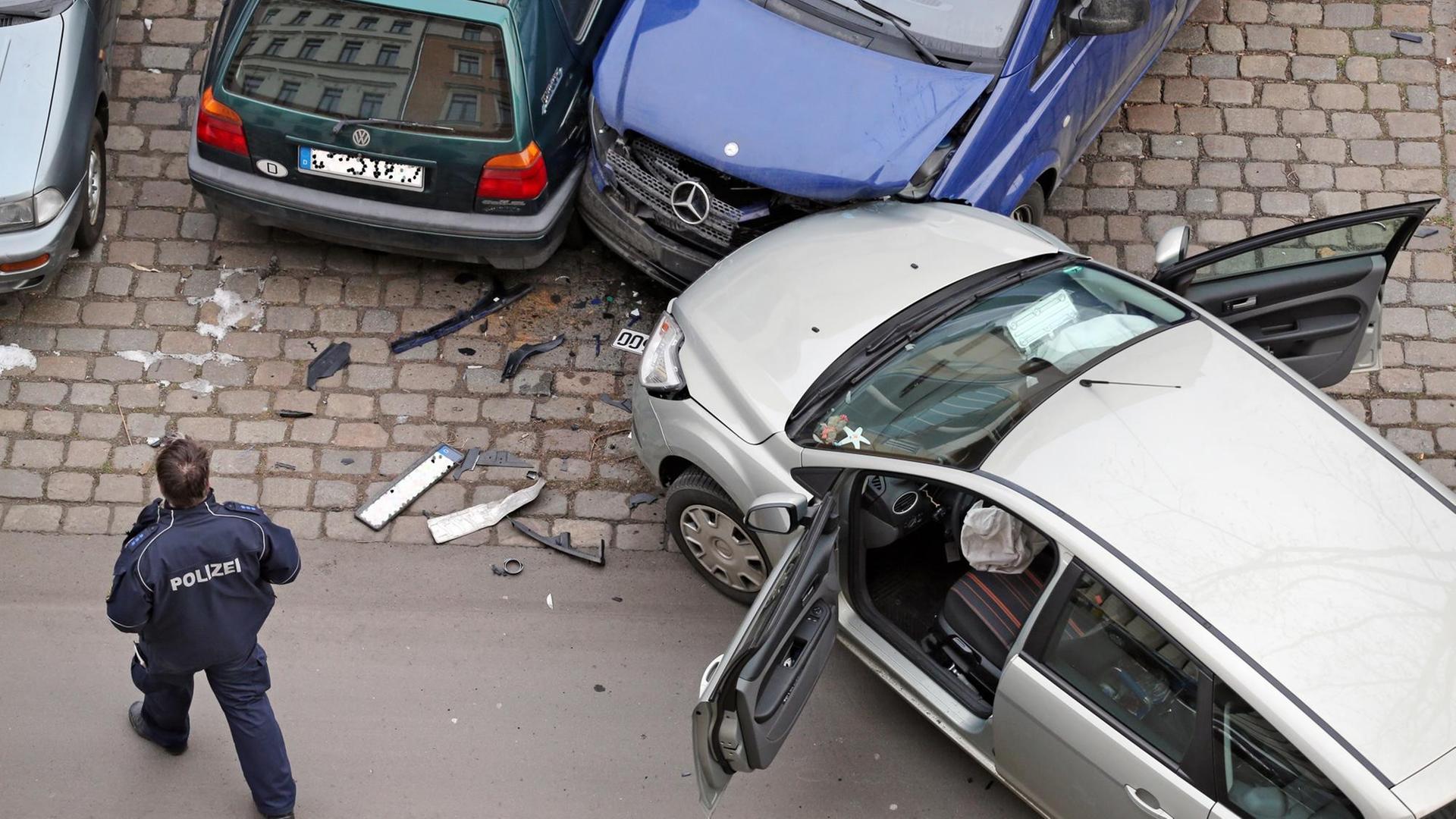 Ein Polizist nimmt am 29.01.2014 einen Verkehrsunfall an dem ein Ford Focus, ein VW Golf 3 und ein Mercedes Transporter Viano beteiligt sind in Leipzig (Sachsen) auf. Foto: Jan Woitas | Verwendung weltweit Ein Polizist nimmt am 29.01.2014 einen Verkehrsunfall an dem ein Ford Focus, ein VW Golf 3 und ein Mercedes Transporter Viano beteiligt sind in Leipzig (Sachsen) auf. Foto: Jan Woitas | Verwendung weltweit