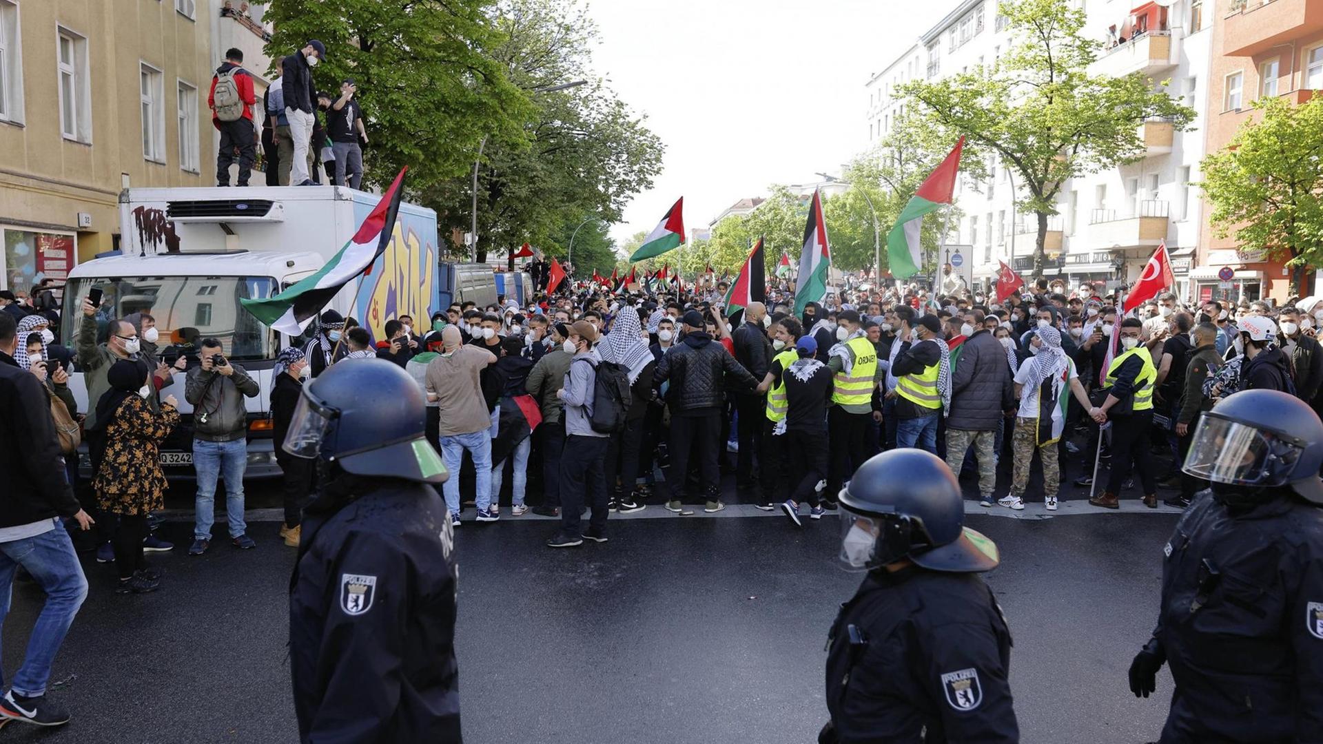 Laut Polizeiangaben demonstrierten Samstag 3500 Menschen in Neukölln bei einer pro-palästinensische Demonstration anlässlich der kriegerischen Auseinandersetzungen in Gaza. Als die Polizei wegen Verstößen gegen die Corona-Hygieneregeln die Demo auflöste, eskalierte die Situation und es kam zu massiven Ausschreitungen. Es gab Festnahmen. Laut Polizeiangaben demonstrierten Samstag 3500 Menschen in Neukölln bei einer pro-palästinensische Demonstration anlässlich der kriegerischen Auseinandersetzungen in Gaza. Als die Polizei wegen Verstößen gegen die Corona-Hygieneregeln die Demo auflöste, eskalierte die Situation und es kam zu massiven Ausschreitungen. Es gab Festnahmen.