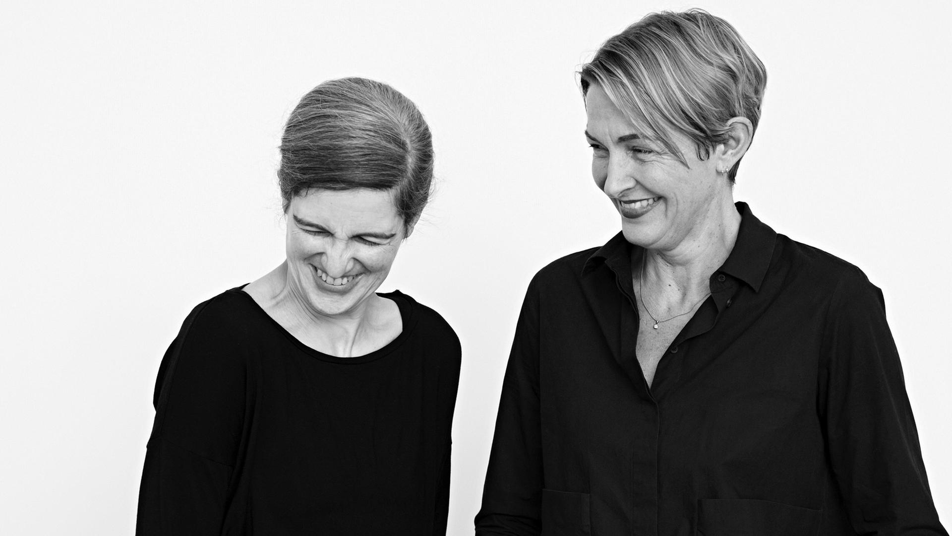 Das Team von "Der Theaterpodcast": Elena Philipp von nachtkritik.de (links) und Deutschlandfunk-Kultur-Moderatorin Susanne Burkhardt. Das Team von "Der Theaterpodcast": Elena Philipp von nachtkritik.de (links) und Deutschlandfunk-Kultur-Moderatorin Susanne Burkhardt.