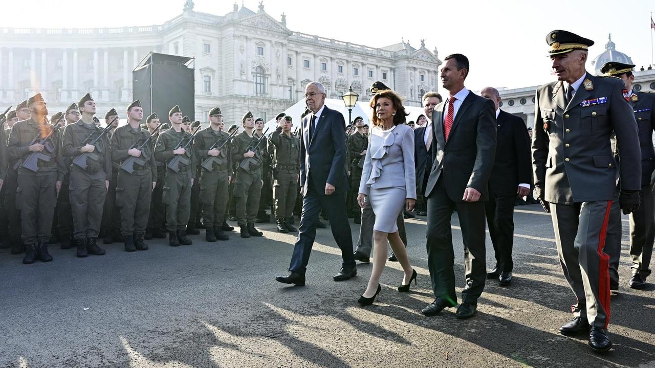Bundespräsident Alexander Van der Bellen, Bundeskanzlerin Brigitte Bierlein, Verteidigungsminister Thomas Starlinger Generalmajor Robert Brieger anl. der Angelobung von Bundesheer-Rekruten im Rahmen der Feierlichkeiten zum Nationalfeiertag Bundespräsident Alexander Van der Bellen, Bundeskanzlerin Brigitte Bierlein, Verteidigungsminister Thomas Starlinger Generalmajor Robert Brieger anl. der Angelobung von Bundesheer-Rekruten im Rahmen der Feierlichkeiten zum Nationalfeiertag