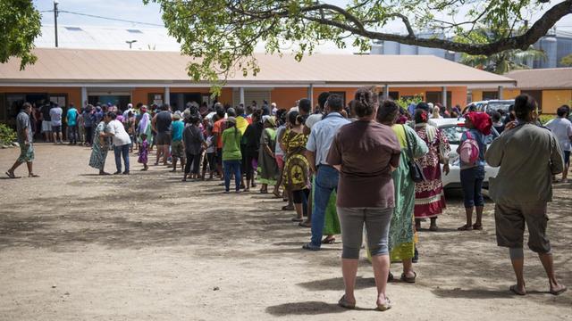 Bei dem Referendum in Neukaledonien stehen viele Menschen vor den Wahllokalen an.