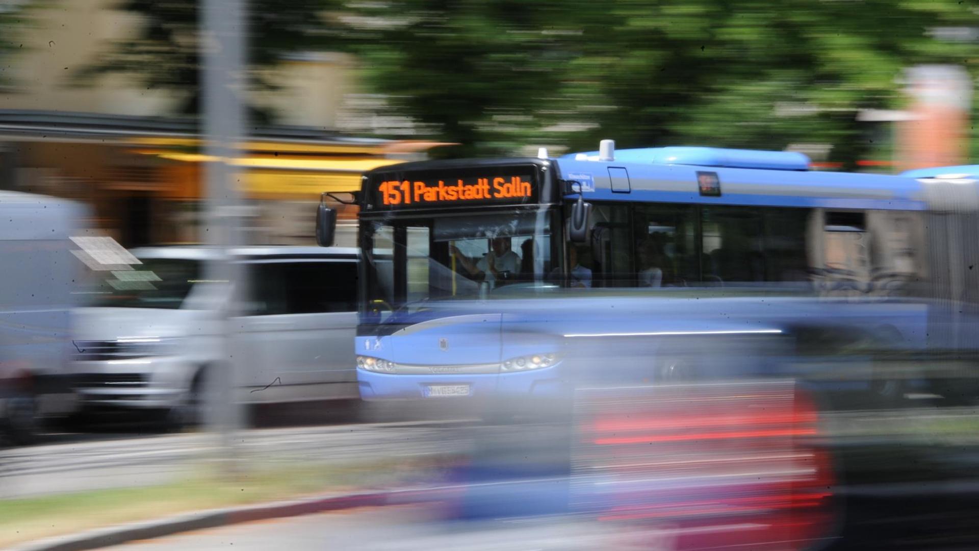 Ein Linienbus fährt am 27.06.2017 durch eine Straße in München (Bayern). Ein Linienbus fährt am 27.06.2017 durch eine Straße in München (Bayern).