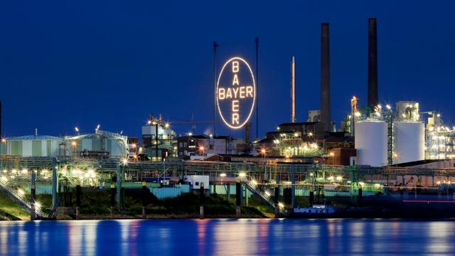 Das Bild zeigt das Bayer-Werk in Leverkusen im August 2016. Die Anlage ist beleuchtet, denn es ist Abend.