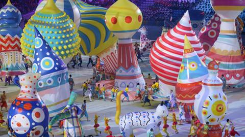 Tänzer, bunte Ballons: Russische Folklore bei der Eröffnungsfeier der olympischen Winterspiele