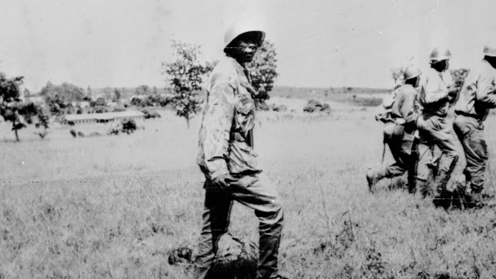 Nigerianische Regierungssoldaten laufen nach einem Kampf über ein Feld, auf dem tote Rebellen liegen. Nigerianische Regierungssoldaten laufen nach einem Kampf über ein Feld, auf dem tote Rebellen liegen.