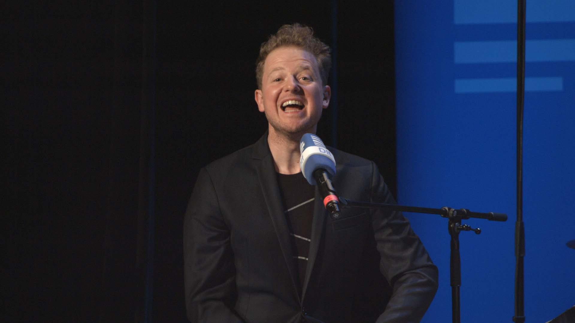 Martin Zingsheim singt eines seiner satirischen Lieder. Martin Zingsheim singt eines seiner satirischen Lieder.