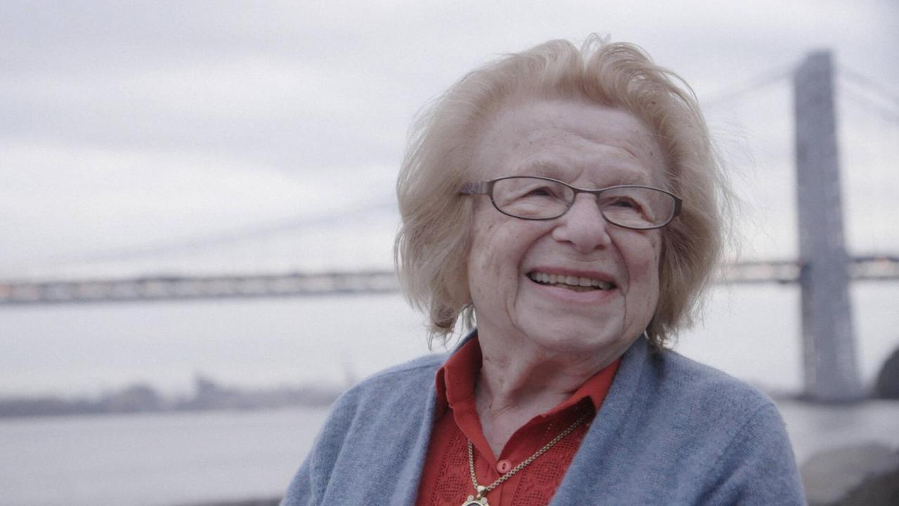 Dr. Ruth Westheimer lacht in die Kamera. Dr. Ruth Westheimer lacht in die Kamera.