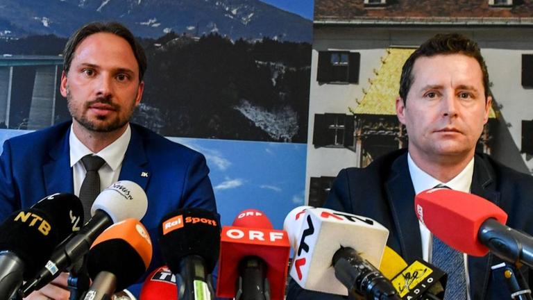 Dieter Csefan vom österreichischen Bundeskriminalamt und Hansjörg Mayr von der Staatsanwaltschaft Innsbruck bei einer Pressekonferenz zum Dopingskandal bei der Nordischen Ski-WM. Dieter Csefan vom österreichischen Bundeskriminalamt und Hansjörg Mayr von der Staatsanwaltschaft Innsbruck bei einer Pressekonferenz zum Dopingskandal bei der Nordischen Ski-WM.
