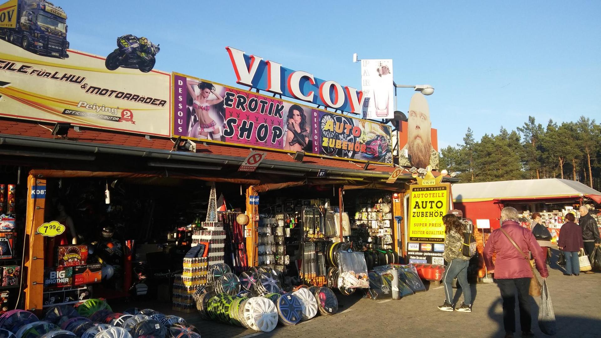 Verkaufsstände auf dem Polenmarkt Hohenwutzen Verkaufsstände auf dem Polenmarkt Hohenwutzen