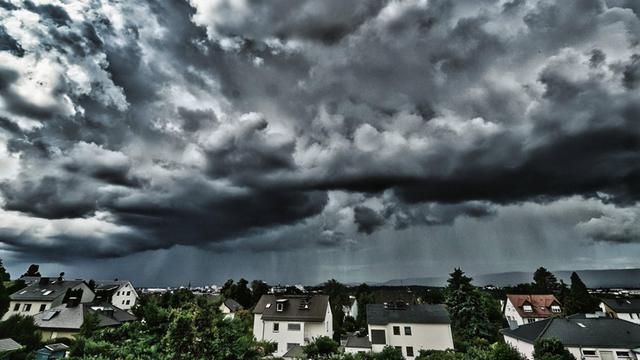 Unwetter mit dramatischen dunklen Wolken über der Stadt Kassel.