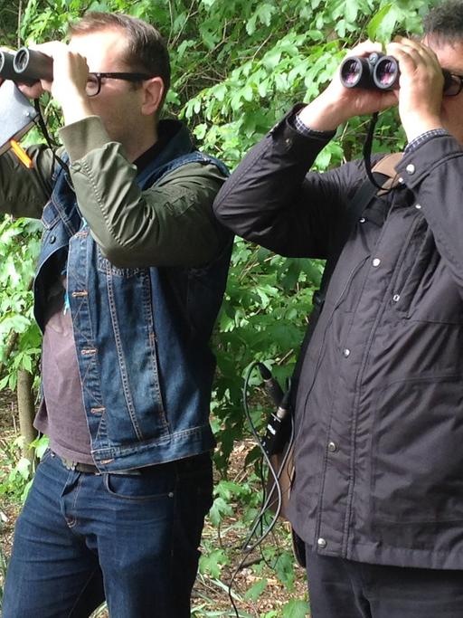 Maurice Wojach (l.) und Volker Finthammer beobachten Vögel im Volkspark Schöneberg.