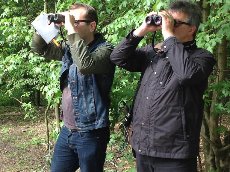 Maurice Wojach (l.) und Volker Finthammer beobachten Vögel im Volkspark Schöneberg.