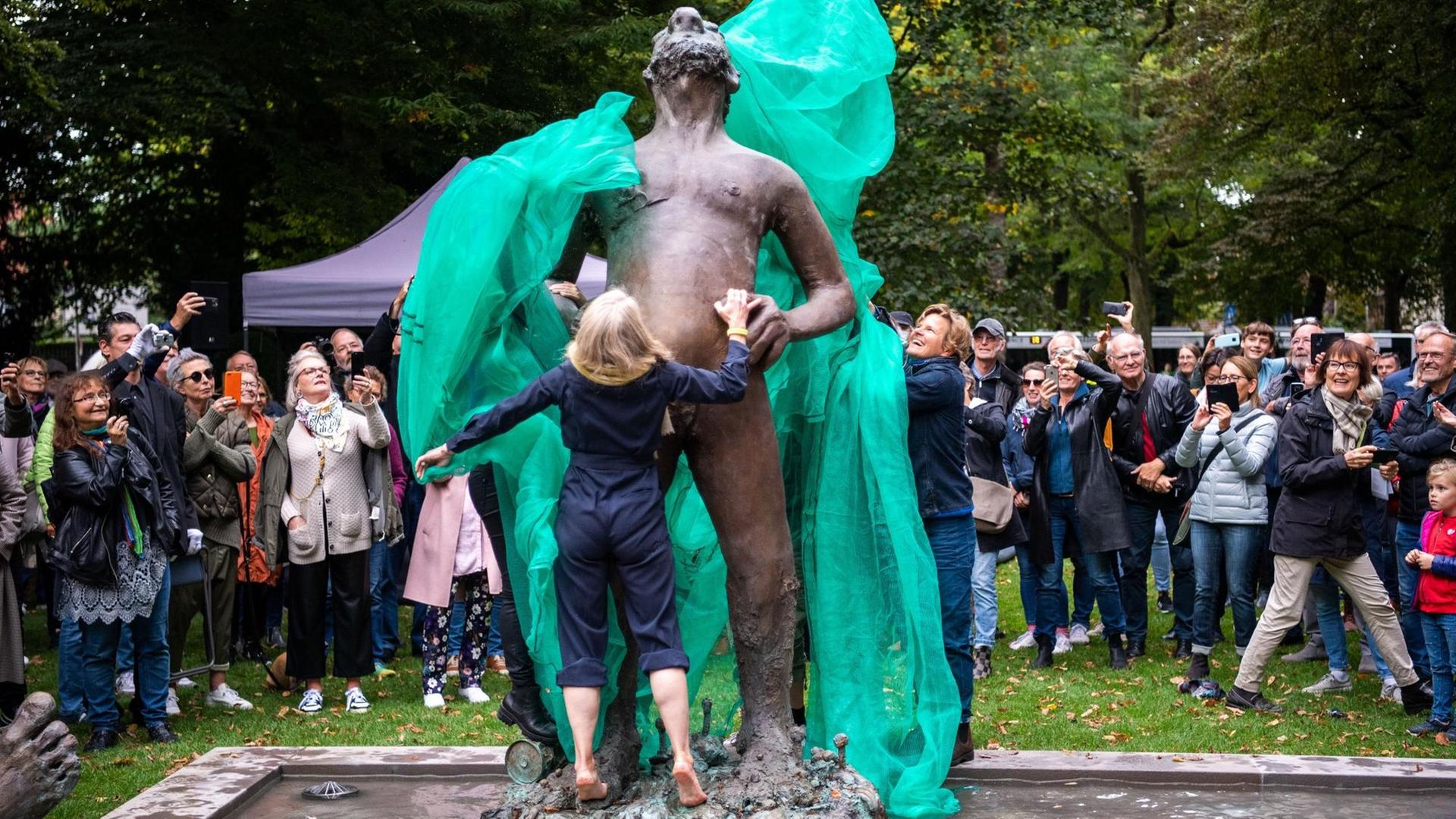 Ein Teil des Kunstwerks "Sketch for a Fountain" wird enthüllt. Ein Teil des Kunstwerks "Sketch for a Fountain" wird enthüllt.