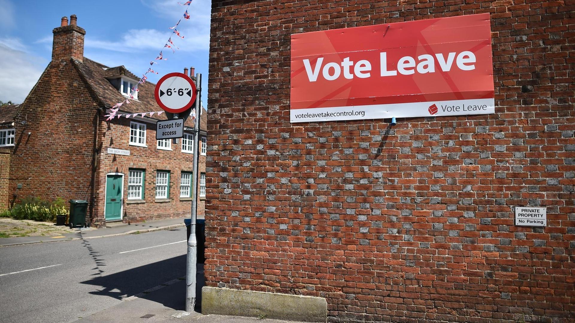 Ein Schild mit der Aufschrift "Vote Leave" hängt an einem Gebäude in Charing, um Leute dazu zu bewegen, für den Brexit zu stimmen. Ein Schild mit der Aufschrift "Vote Leave" hängt an einem Gebäude in Charing, um Leute dazu zu bewegen, für den Brexit zu stimmen.