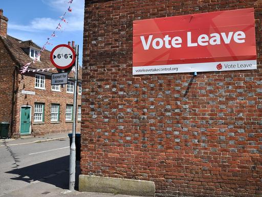 Ein Schild mit der Aufschrift "Vote Leave" hängt an einem Gebäude in Charing, um Leute dazu zu bewegen, für den Brexit zu stimmen.