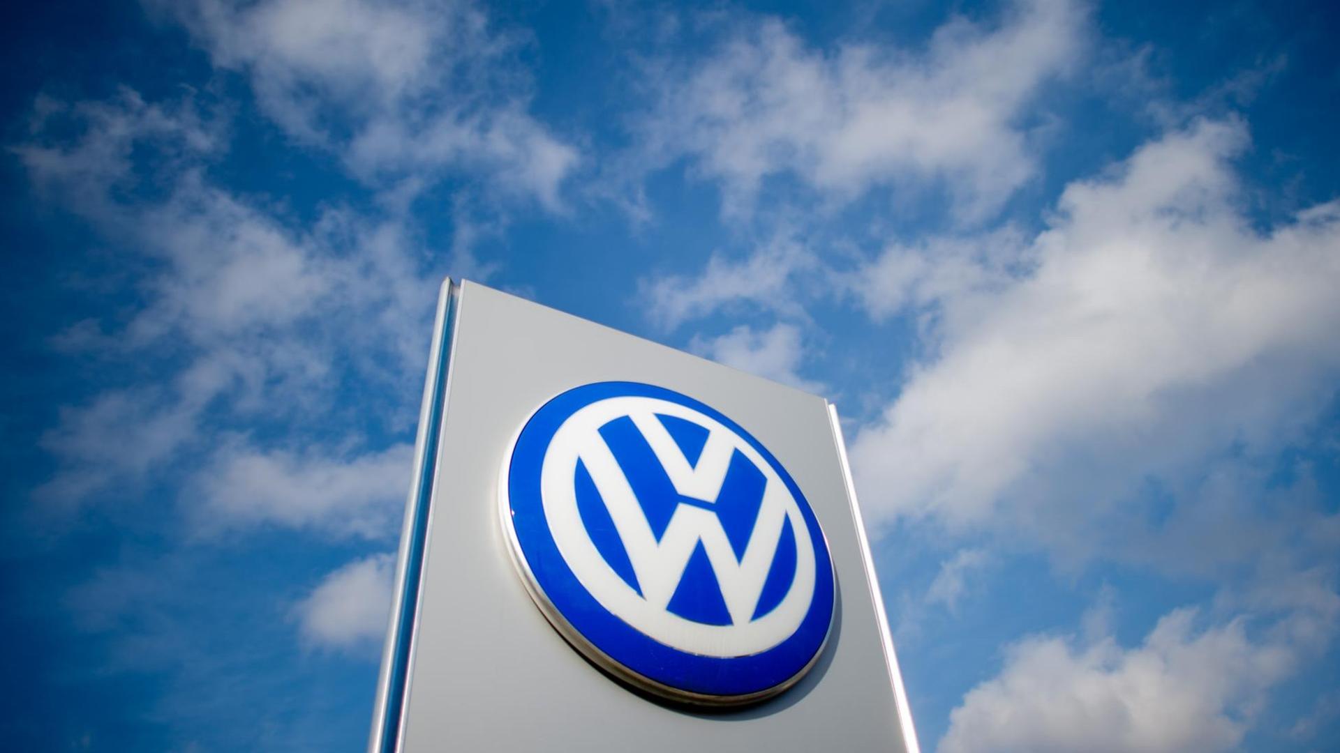 Ein Schild mit einem Volkswagen-Logo steht vor einem VW-Autohaus in Hannover.