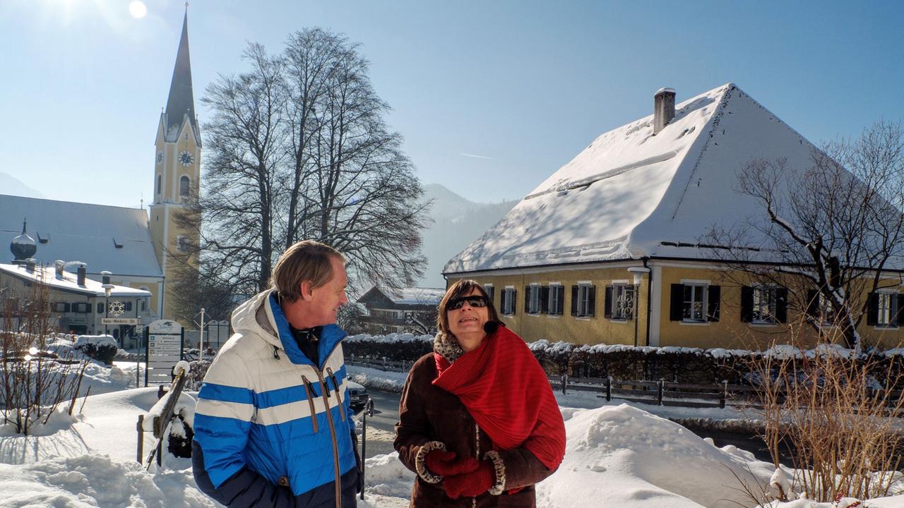 Markus Wasmeier und Renate Schönfelder in Schliersee, die St. Sixtus Kirche im Hintergrund. Markus Wasmeier und Renate Schönfelder in Schliersee, die St. Sixtus Kirche im Hintergrund.