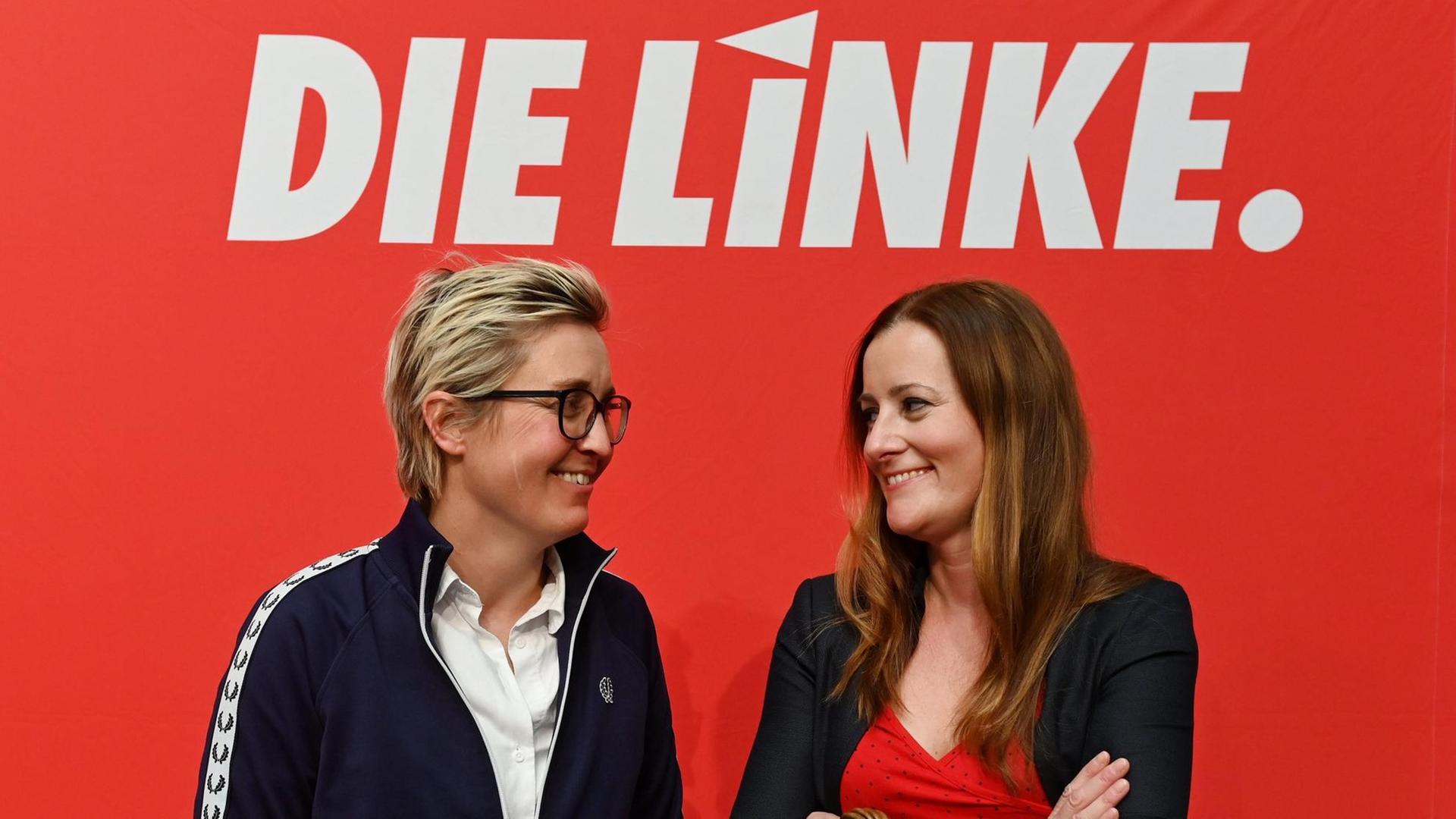 Susanne Hennig-Wellsow (l), Landesvorsitzende von Die Linke Thüringen, und Janine Wissler, stellvertretende Parteivorsitzende der Linken auf Bundesebene, stehen auf dem Landesparteitag der Linken Thüringen zusammen und lächeln Susanne Hennig-Wellsow (l), Landesvorsitzende von Die Linke Thüringen, und Janine Wissler, stellvertretende Parteivorsitzende der Linken auf Bundesebene, stehen auf dem Landesparteitag der Linken Thüringen zusammen und lächeln