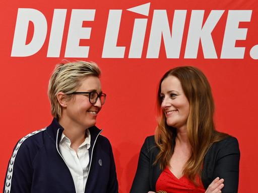 Susanne Hennig-Wellsow (l), Landesvorsitzende von Die Linke Thüringen, und Janine Wissler, stellvertretende Parteivorsitzende der Linken auf Bundesebene, stehen auf dem Landesparteitag der Linken Thüringen zusammen und lächeln