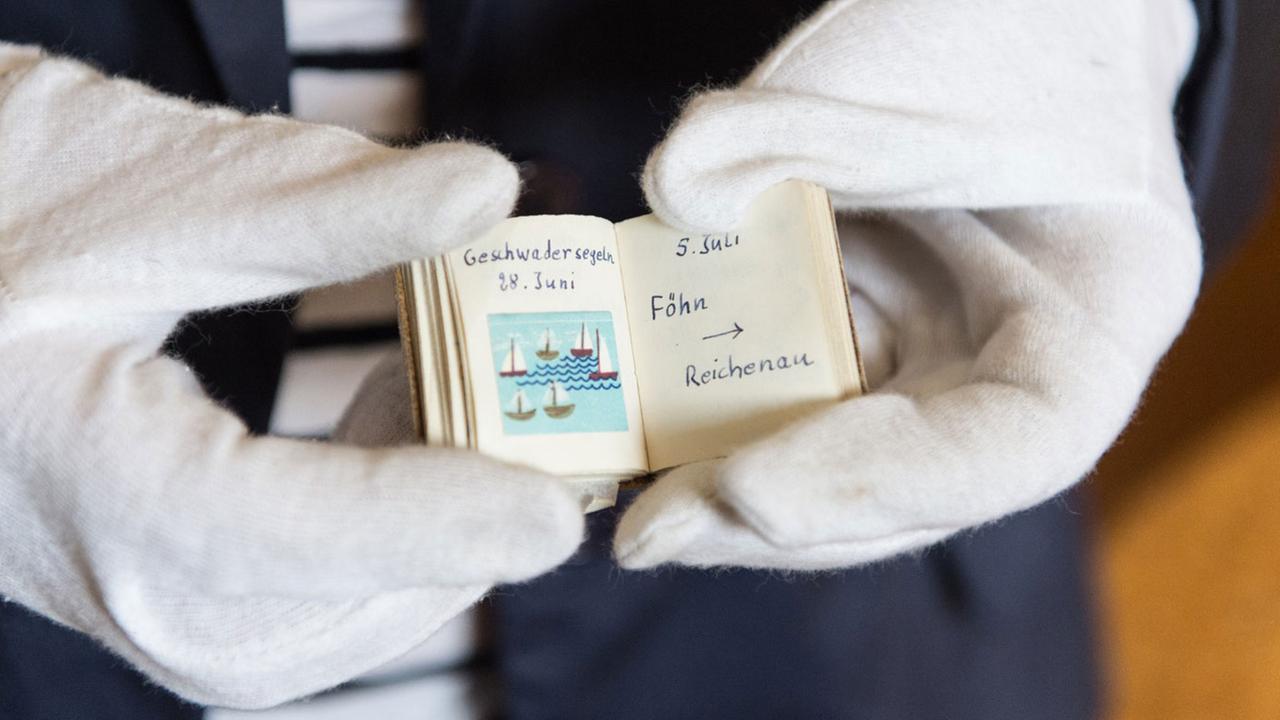 Frauke von Troschke, Vorsitzende des Deutschen Tagebucharchivs, posiert am 07.05.2015 in Emmendingen (Baden-Württemberg) mit dem kleinsten Tagebuch. Rund 15 000 Werke sind dort gesammelt. Frauke von Troschke, Vorsitzende des Deutschen Tagebucharchivs, posiert am 07.05.2015 in Emmendingen (Baden-Württemberg) mit dem kleinsten Tagebuch. Rund 15 000 Werke sind dort gesammelt.
