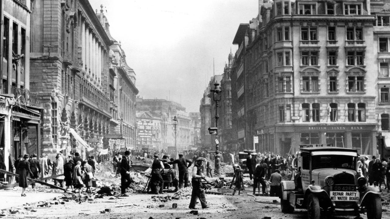 Picadilly in London nach der schlimmsten der Luftangriffe im Zweiten Weltkrieg im Mai 1941. 1450 starb und der Turm, Westminster Abbey und das House of Commons wurden getroffen. Picadilly in London nach der schlimmsten der Luftangriffe im Zweiten Weltkrieg im Mai 1941. 1450 starb und der Turm, Westminster Abbey und das House of Commons wurden getroffen.