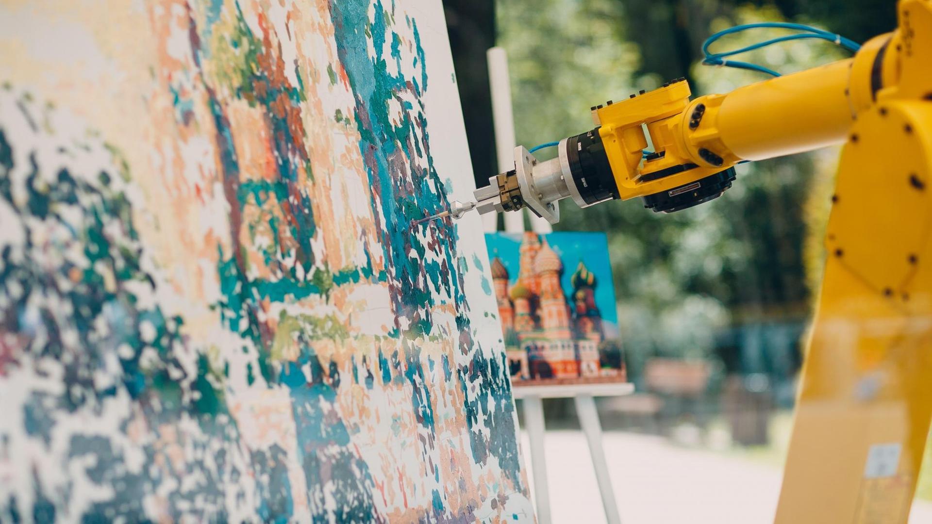 Ein Roboterarm malt ein Bild. Ein Roboterarm malt ein Bild.