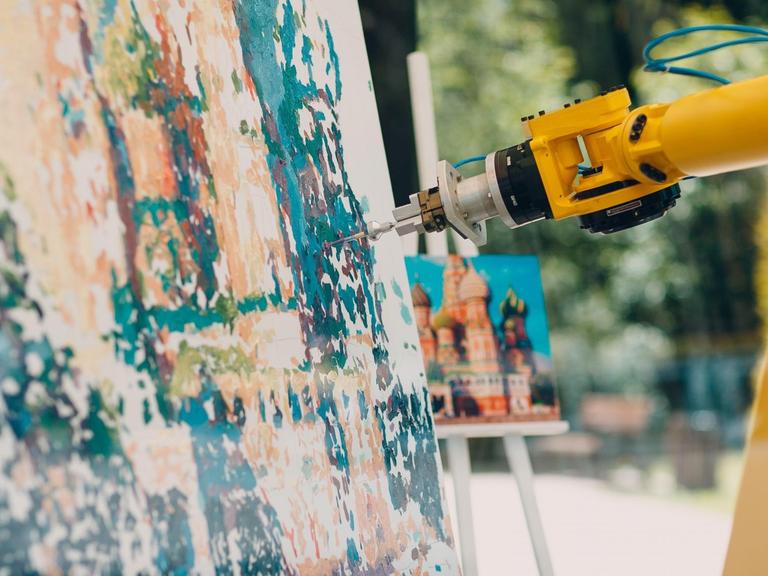 Ein Roboterarm malt ein Bild.