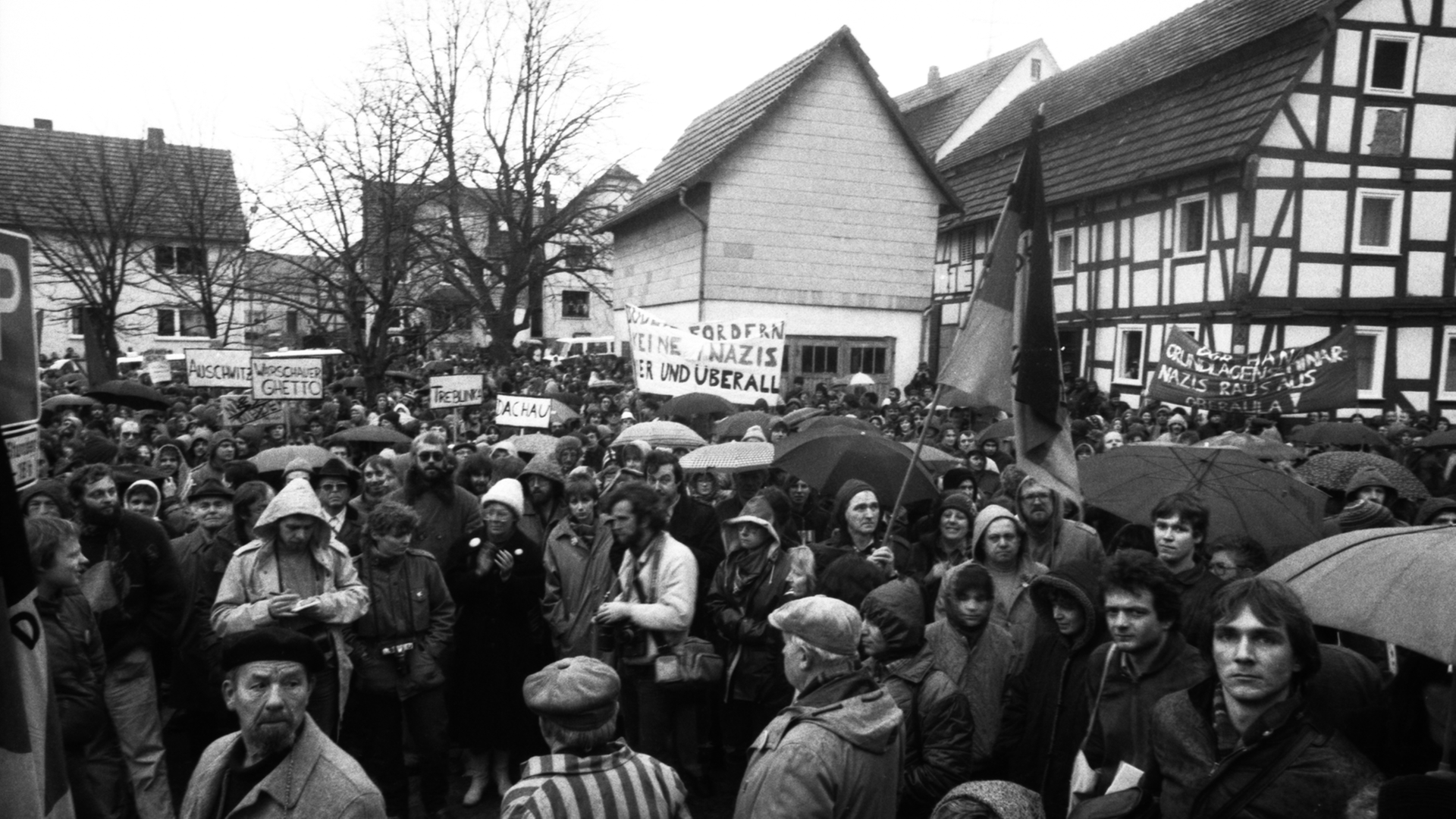 Demonstration gegen ein Treffen der alten Kameraden der SS im Jahr 1984.