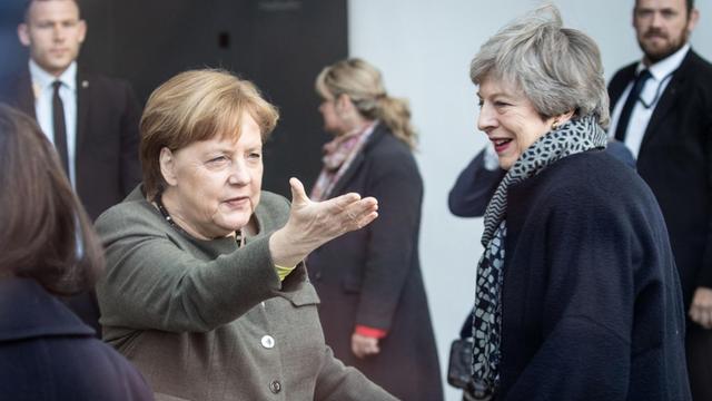 Angela Merkel (l, CDU) empfängt die britische Premierministerin Theresa May im Bundeskanzleramt zu einem Gespräch.