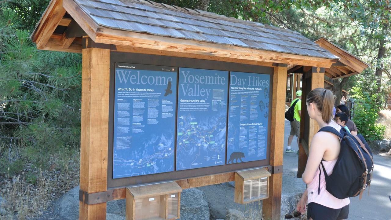Vier Millionen Touristen besuchen Yosemite jedes Jahr. Vier Millionen Touristen besuchen Yosemite jedes Jahr.