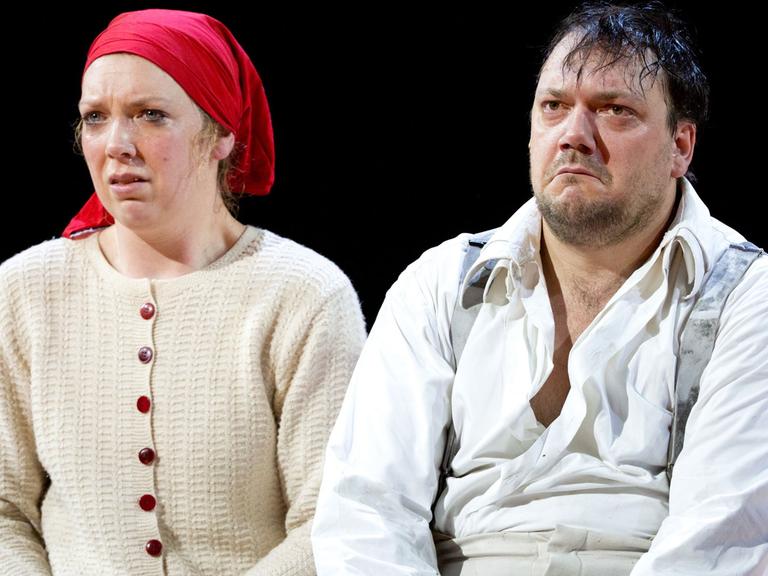 Lina Beckmann als Sofia Alexandrowna und Charly Hübner als Wanja bei "Onkel Wanja" im Deutschen Schauspielhaus in Hamburg