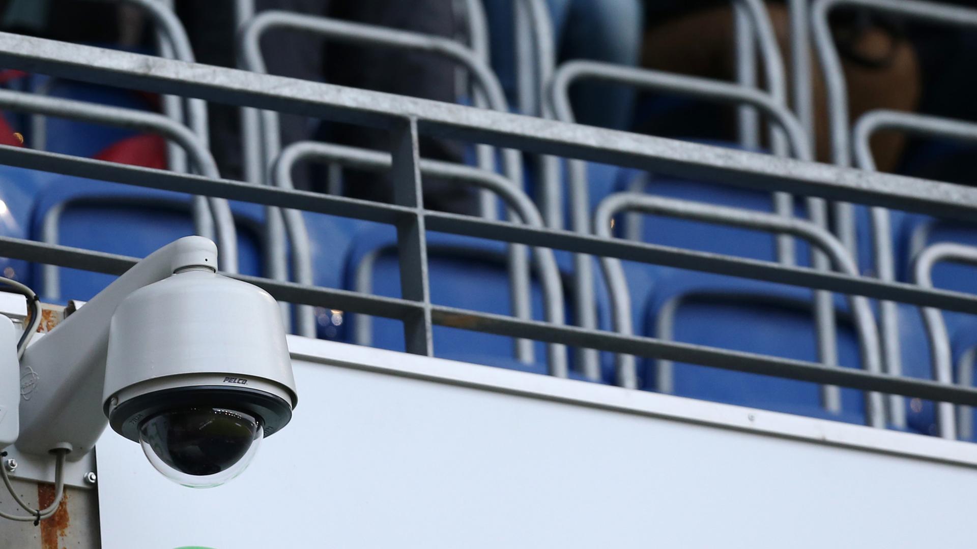 Eine Überwachungskamera ist an der Tribüne der Schüco-Arena in Bielefeld zu sehen. Eine Überwachungskamera ist an der Tribüne der Schüco-Arena in Bielefeld zu sehen.
