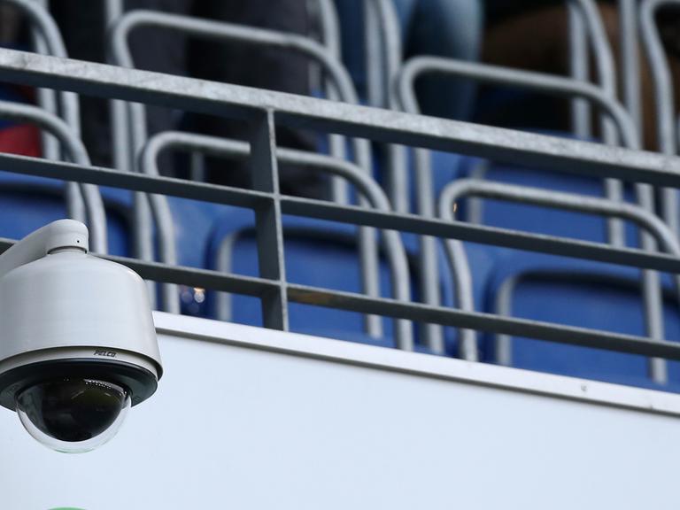 Eine Überwachungskamera ist an der Tribüne der Schüco-Arena in Bielefeld zu sehen.
