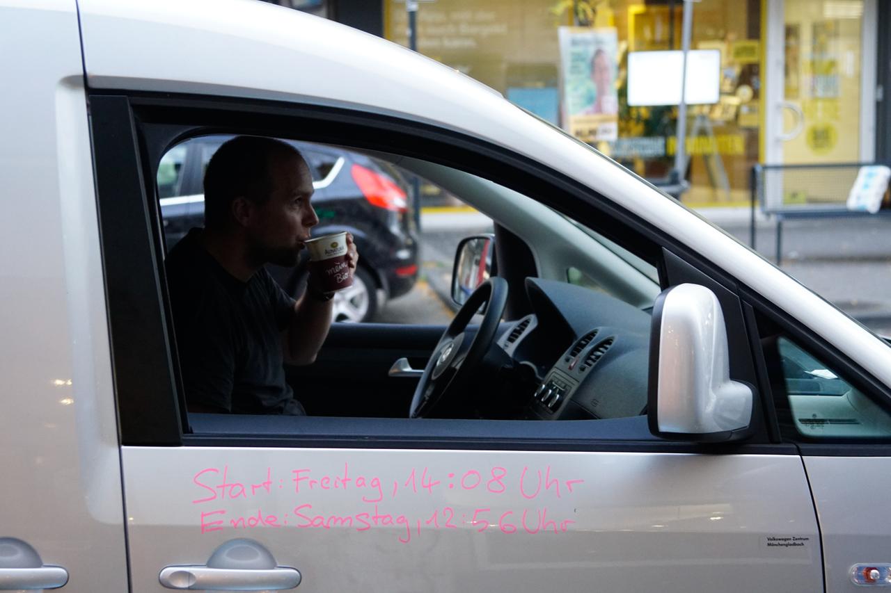 Die ganze Parkerei macht ganz schön müde: Norbert Krause trinkt einen Kaffee. Die ganze Parkerei macht ganz schön müde: Norbert Krause trinkt einen Kaffee.