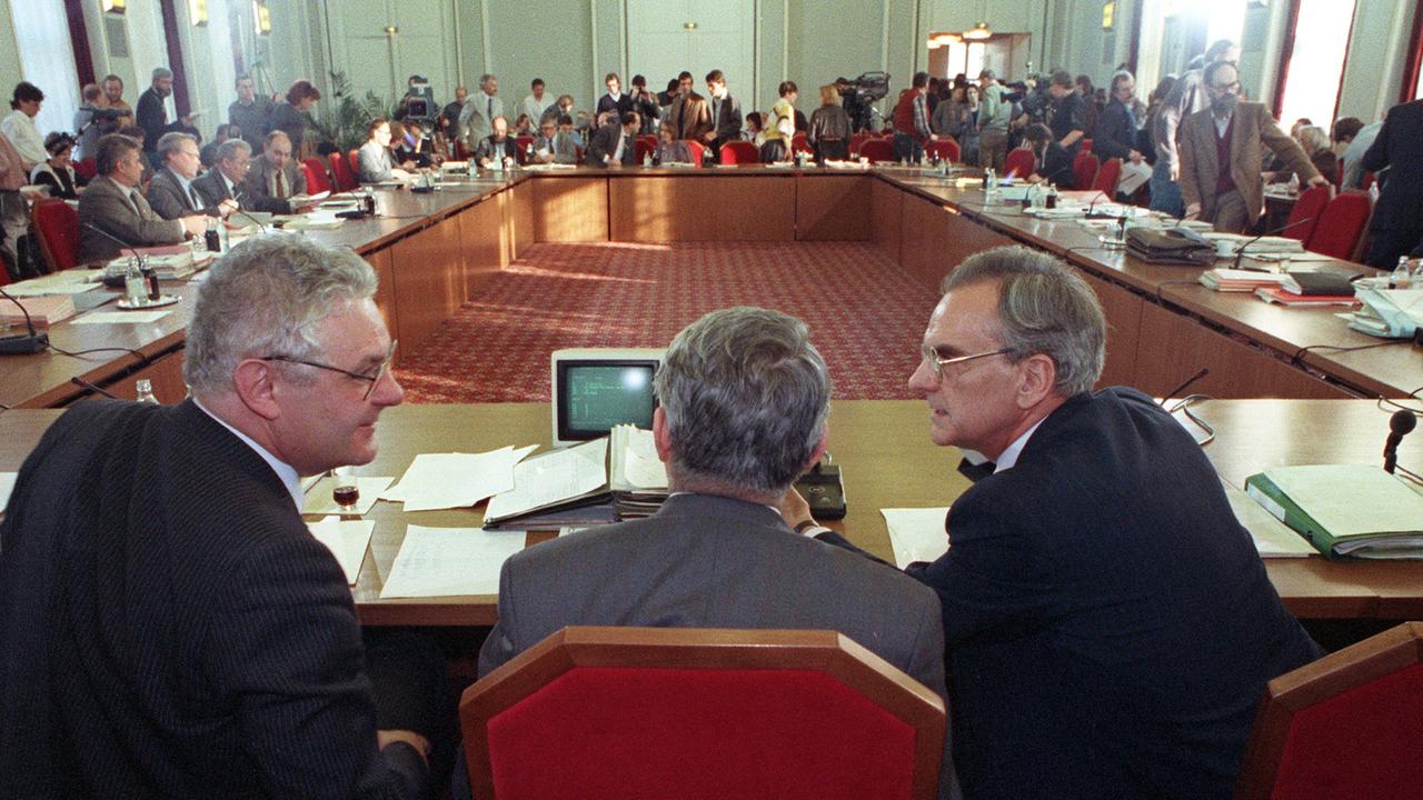 Der Zentrale Runde Tisch der Parteien und Bürgerbewegungen der DDR am 22.01.1990 im Berliner Schloss Niederschönhausen. Der Zentrale Runde Tisch der Parteien und Bürgerbewegungen der DDR am 22.01.1990 im Berliner Schloss Niederschönhausen.