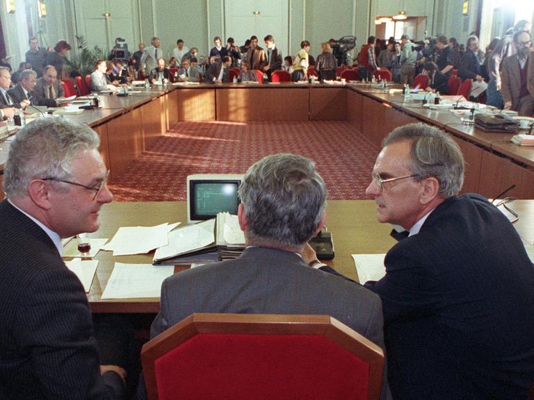 Der Zentrale Runde Tisch der Parteien und Bürgerbewegungen der DDR am 22.01.1990 im Berliner Schloss Niederschönhausen.