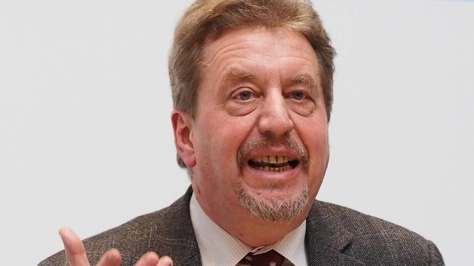 Prof. Dr. Dr. h.c. Hans Joas ist Soziologe und Sozialphiliosoph. Der Wissenschaftler hat zahlreiche Bücher zur Werteforschung veröffentlicht. Das Foto entstand bei der Tagung Werte unf Politik der SPD in der Friedrich-Ebert-Stiftung. Prof. Dr. Dr. h.c. Hans Joas ist Soziologe und Sozialphiliosoph. Der Wissenschaftler hat zahlreiche Bücher zur Werteforschung veröffentlicht. Das Foto entstand bei der Tagung Werte unf Politik der SPD in der Friedrich-Ebert-Stiftung.