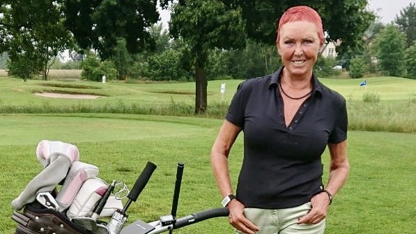 Porträt der Golfspielerin Monika Laugsch mit Goldtasche auf dem Rasen. Porträt der Golfspielerin Monika Laugsch mit Goldtasche auf dem Rasen.